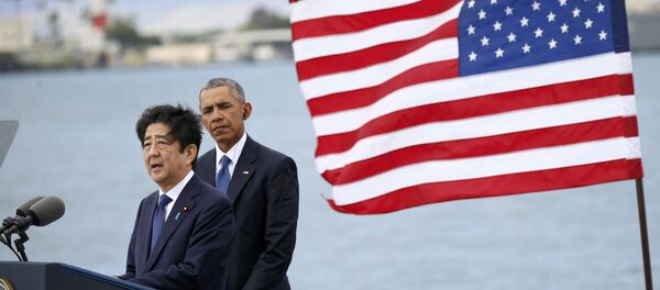 Başkanı Barack Obama ile Japonya Başbakanı Şinzo Abe, Pearl Harbor'da - Sputnik Türkiye