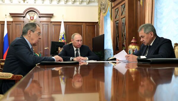 Rusya Devlet Başkanı Vladimir Putin, Rusya Dışişleri Bakanı Sergey Lavrov ve Rusya Savunma Bakanı Sergey Şoygu - Sputnik Türkiye
