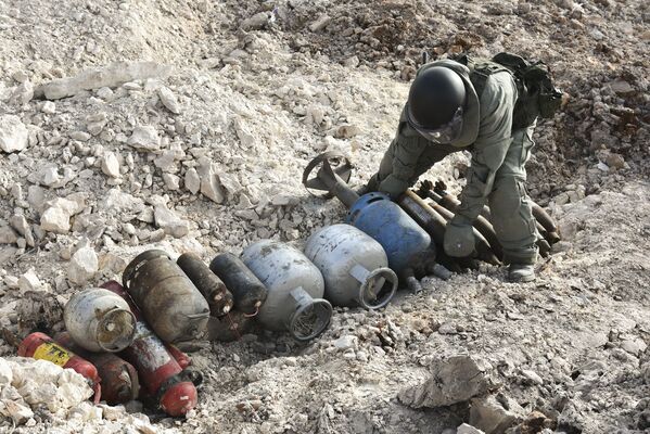Rus mühendislerin Halep'te mayın temizleme çalışmaları - Sputnik Türkiye