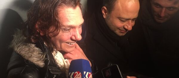 Aslı Erdoğan ve Necmiye Alpay, cezaevi çıkışında yakınları ve sevenlerince karşılandı. - Sputnik Türkiye