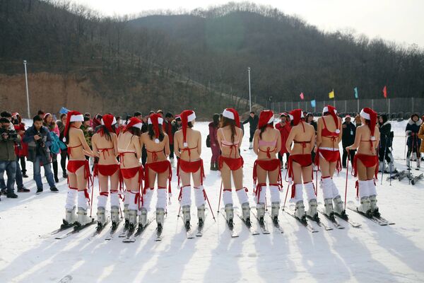 Dünyanın dört bir yanından Noel Baba kıyafetli kızlar - Sputnik Türkiye