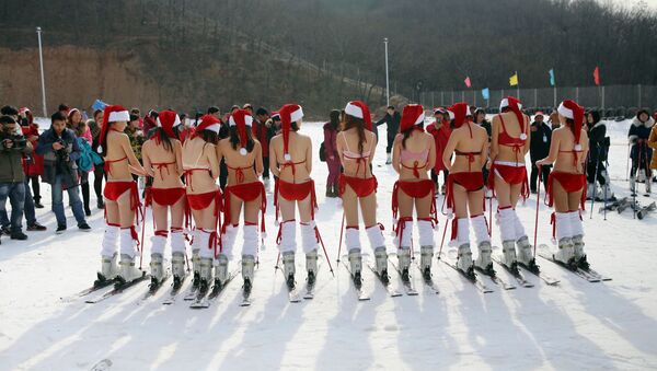 Dünyanın dört bir yanından Noel Baba kıyafetli kızlar - Sputnik Türkiye