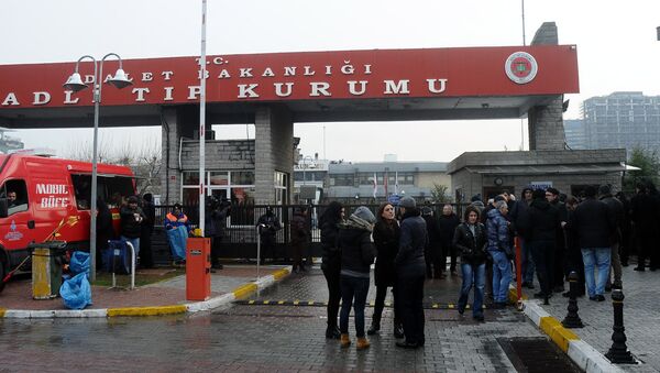 Reina'daki saldırıda hayatını kaybedenlerin aileleri Adli Tıp Kurumu'nun önündeki bekleyişlerini sürdürüyor. - Sputnik Türkiye