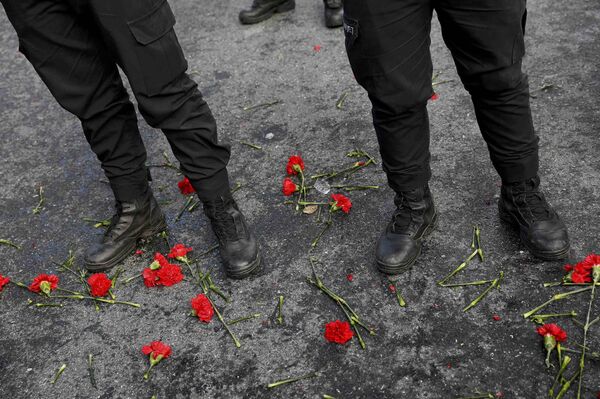 Silahlı saldırının hedefi olan Reina'nın önüne karanfiller bırakıldı. - Sputnik Türkiye