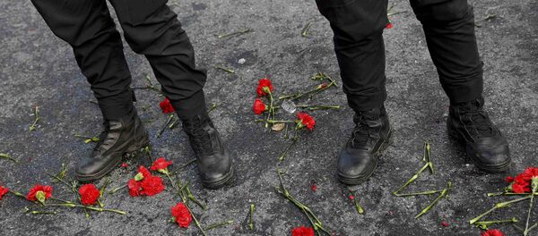 Silahlı saldırının hedefi olan Reina'nın önüne karanfiller bırakıldı. - Sputnik Türkiye