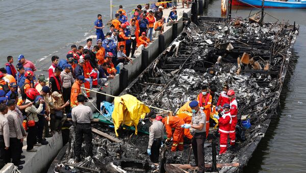 Endonezya'da yolcu taşıyan teknede yangın çıktı - Sputnik Türkiye