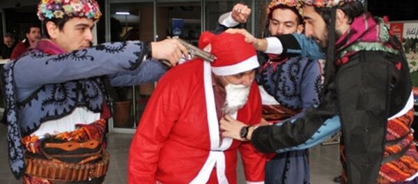 Noel Baba'nın başına silah dayadılar - Sputnik Türkiye