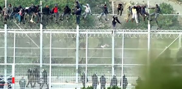 Fas'tan İspanya'ya ait Sebte'ye geçmeye çalışan sığınmacılar - Sputnik Türkiye