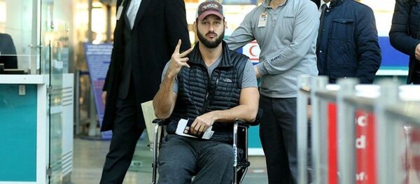 Reina'daki saldırıdan yaralı olarak kurtulan ABD'li William Jacob Raak ülkesine gitti. - Sputnik Türkiye