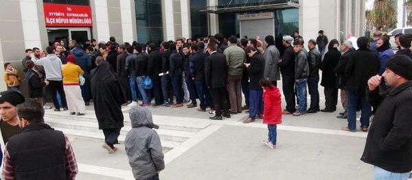 Şanlıurfa Nüfus ve Vatandaşlık İşleri Müdürlüğü'nde, çipli kimlik kartı başvuruları yoğunluğuna neden oldu. Şanlıurfa Nüfus ve Vatandaşlık İşleri Müdürlüğü'nde, çipli kimlik kartı başvuruları yoğunluğuna neden oldu. - Sputnik Türkiye