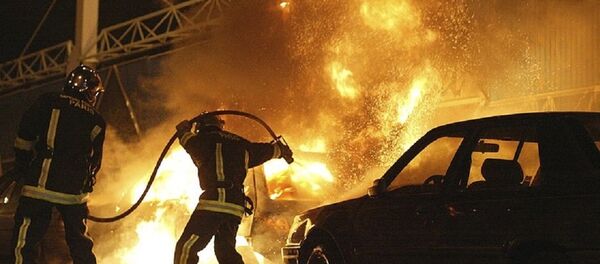 Fransa'da kundaklanan araçlar - Sputnik Türkiye