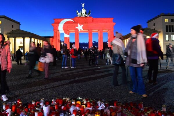 Tarihi Brandenburg Kapısı Türk bayrağı renklerine büründü - Sputnik Türkiye