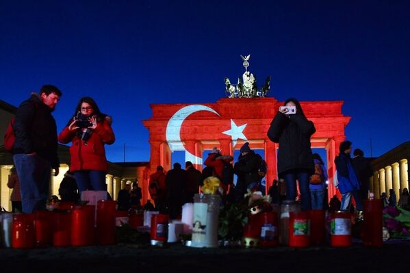 Tarihi Brandenburg Kapısı Türk bayrağı renklerine büründü - Sputnik Türkiye