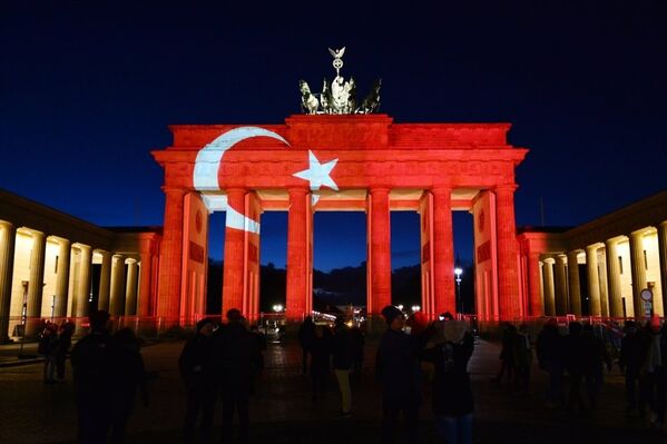 Tarihi Brandenburg Kapısı Türk bayrağı renklerine büründü - Sputnik Türkiye