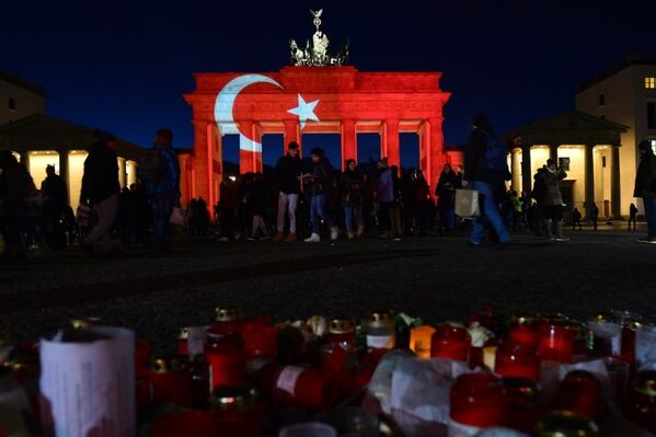 Tarihi Brandenburg Kapısı Türk bayrağı renklerine büründü - Sputnik Türkiye