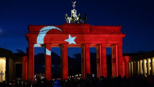 Tarihi Brandenburg Kapısı Türk bayrağı renklerine büründü - Sputnik Türkiye