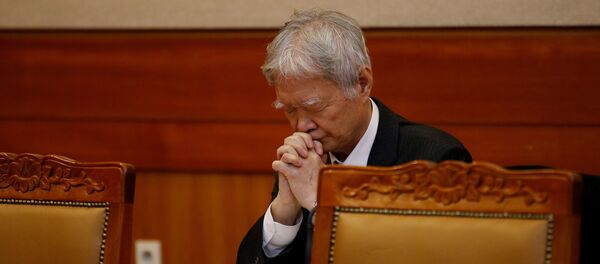 Güney Kore Devlet Başkanı Park'ın avukatı Anayasa Mahkemesi'ndeki ilk duruşma öncesi dua ederken - Sputnik Türkiye