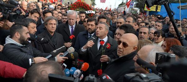 Turizm Restaurant Yatırımcıları ve İşletmecileri Derneği (TURYİD), Reina'da meydana gelen terör saldırısı sonrası, Kuruçeşme Cemil Topuzlu Parkı önünden, Reina'ya kadar yürüyüş düzenledi. - Sputnik Türkiye
