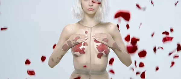 Rus Little Big grubunun Hateful Love şarkısından bir kare Rus Little Big grubunun Hateful Love şarkısından bir kare - Sputnik Türkiye