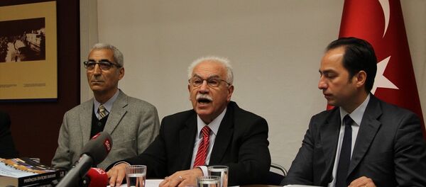 Vatan Partisi Genel Başkanı Doğu Perinçek, Türkiye'nin Zürih Başkonsolosluğu'nda basın toplantısı düzenledi - Sputnik Türkiye