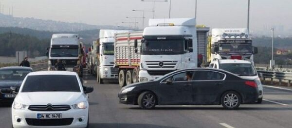 Yavuz Sultan Selim Koprüsü'nde kamyoncuların protestosu - Sputnik Türkiye