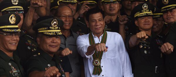 Filipinler Devlet Başkanı Rodrigo Duterte ve komutanlar Filipinler Devlet Başkanı Rodrigo Duterte ve komutanlar - Sputnik Türkiye