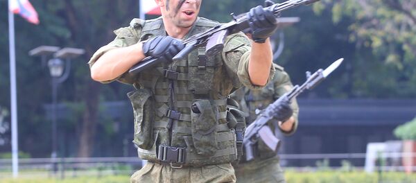 Rus deniz piyadeleri ortak askeri tatbikat için gittikleri Filipinler’in başkenti Manila’da düzenlenen bir etkinlikte askeri becerilerini sergiledi. Rus piyadeler tek darbeyle tuğla kırarak güç gösterisi yaptı. Rus deniz piyadeleri ortak askeri tatbikat için gittikleri Filipinler’in başkenti Manila’da düzenlenen bir etkinlikte askeri becerilerini sergiledi. Rus piyadeler tek darbeyle tuğla kırarak güç gösterisi yaptı. - Sputnik Türkiye