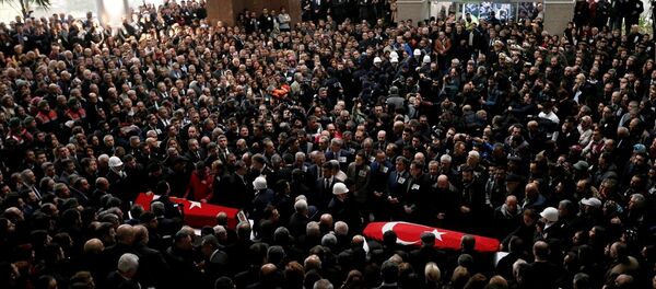 PKK saldırısında ölen polis memuru Fethi Sekin ile adliye çalışanı Musa Can için İzmir Adliyesi’nde tören düzenlendi. - Sputnik Türkiye