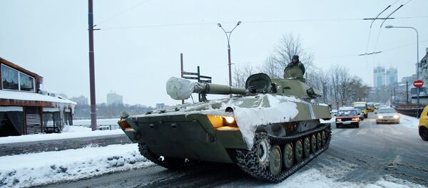 An unmarked 122-mm self-propelled howitzer are seen in downtown of Donetsk in the territory controlled by the self-proclaimed Donetsk People's Republic, eastern Ukraine, December 1, 2014 - Sputnik Türkiye