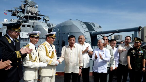 Filipinler Devlet Başkanı Rodrigo Duterte, başkent Manila'ya giden Rus denizaltısavar destroyer gemisini gezdi. - Sputnik Türkiye