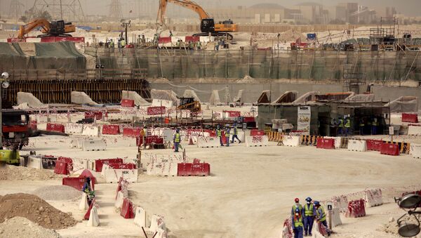 2022 Dünya Kupası için Katar'ın başkenti Doha'daki Al-Wakra stadyumunun inşaatında çalışan işçiler - Sputnik Türkiye