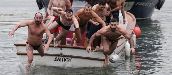 Denizden haç çıkarma töreni Denizden haç çıkarma töreni - Sputnik Türkiye