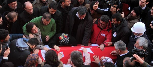 İzmir'deki Saldırıda ölen polis Fethi Sekin'in cenazesine binlerce kişi katıldı - Sputnik Türkiye