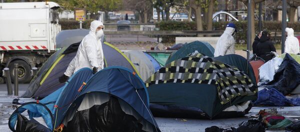 Fransa'da sığınmacıların çadırlarını söken görevliler Fransa'da sığınmacıların çadırlarını söken görevliler - Sputnik Türkiye