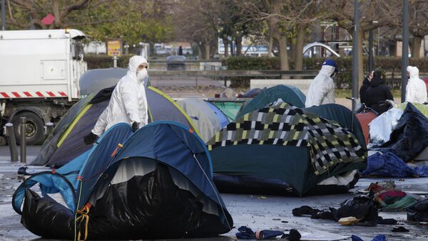 Fransa'da sığınmacıların çadırlarını söken görevliler - Sputnik Türkiye