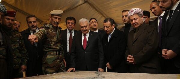Başbakan Binali Yıldırım ve IKBY Başkanı Mesud Barzani, Peşmerge kamplarını gezdi - Sputnik Türkiye