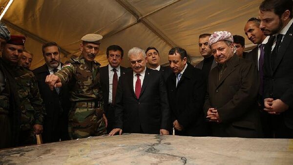 Başbakan Binali Yıldırım ve IKBY Başkanı Mesud Barzani, Peşmerge kamplarını gezdi - Sputnik Türkiye