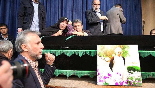 Ailesi Rafsancani'nin naaşı başında saatlerce bekledi - Sputnik Türkiye