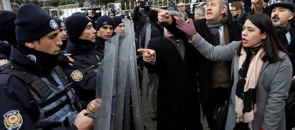 Meclis önünde yapılmak istenen 'anayasa' eylemine polis müdahalesi Meclis önünde yapılmak istenen 'anayasa' eylemine polis müdahalesi - Sputnik Türkiye