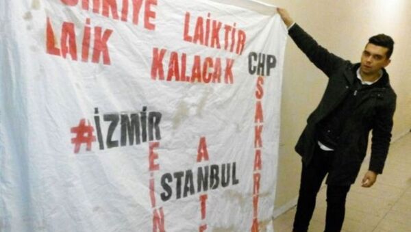 'Türkiye laiktir laik kalacak' pankartı açanlara 'huzur bozma' suçundan soruşturma - Sputnik Türkiye