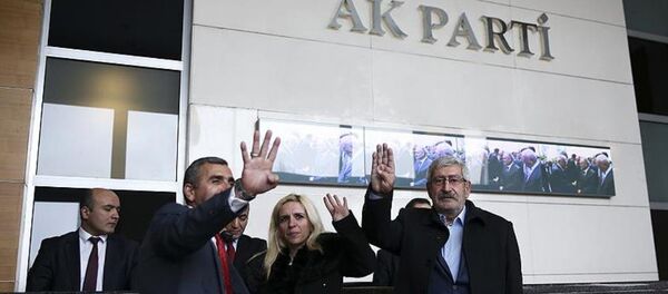 CHP Genel Başkanı Kılıçdaroğlu'nun kardeşi Celal Kılıçdaroğlu, AK Parti'ye üyelik başvurusunda bulunmak üzere genel merkeze gitti. - Sputnik Türkiye