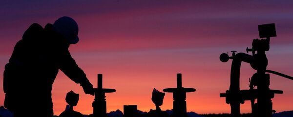 Rusya'da devlete ait petrol şirketi Bashneft'e ait tesiste çalışan bir işçi - Sputnik Türkiye