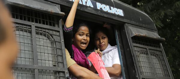 Hinditan'ın Kalküta kentinde toplu tecavüz olayını protesto ederken gözaltına alınan eylemci - Sputnik Türkiye