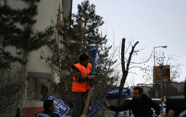 Büyükşehir Belediyesi ekipleri, 'Karyağdı Sokağı' tabelalarını sökerek 'Andrey Karlov Sokağı' tabelalarını astı. - Sputnik Türkiye