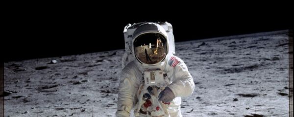 Apollo 11 görevi sırasında Ay'ın yüzeyinde yürüyen ABD'li astronot Buzz Aldrin - Sputnik Türkiye