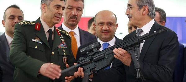Milli Savunma Bakanı Fikri Işık, Makina ve Kimya Endüstrisi Kurumu (MKEK) Silah Fabrikası'ndaki Milli Piyade Tüfeği'nin (MPT-76) teslim töreninde yaptığı konuşmada, silahın yapımında emeği olanlara teşekkürlerini sundu. - Sputnik Türkiye