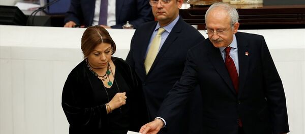 TBMM Genel Kurulunda, Anayasa değişiklik teklifinin 1. turunda üçüncü maddenin gizli oylaması yapıldı. CHP Genel Başkanı Kemal Kılıçdaroğlu, oyunu kullandı. - Sputnik Türkiye