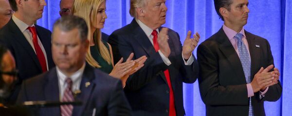 Donald Trump, çocukları Eric, Ivanka ve Donald Jr. ile birlikte Donald Trump, çocukları Eric, Ivanka ve Donald Jr. ile birlikte - Sputnik Türkiye