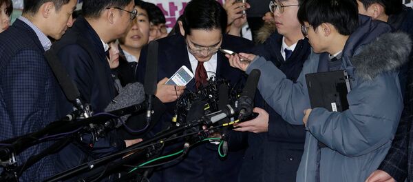 Samsug Electronics'in başkan yardımcısı Jay Y. Lee sorgulanmak üzere geldiği mahkmede gazetecilerin sorularını yanıtladıktan sonra özür dileyip eğildi. - Sputnik Türkiye