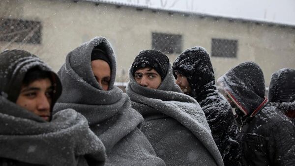 Avrupa’nın güneyinde soğuk kendini iyiden iyiye hissettirirken, binlerce sığınmacı kar yağışından korunmak için boş depolara veya terk edilmiş binalara sığınıyor. - Sputnik Türkiye